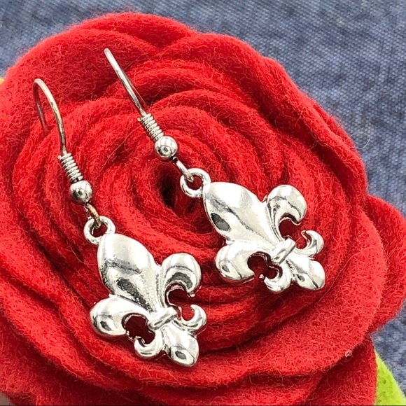 🍀 Silver Fleur De Lis Simple Dangle Earrings - Picture 1 of 2